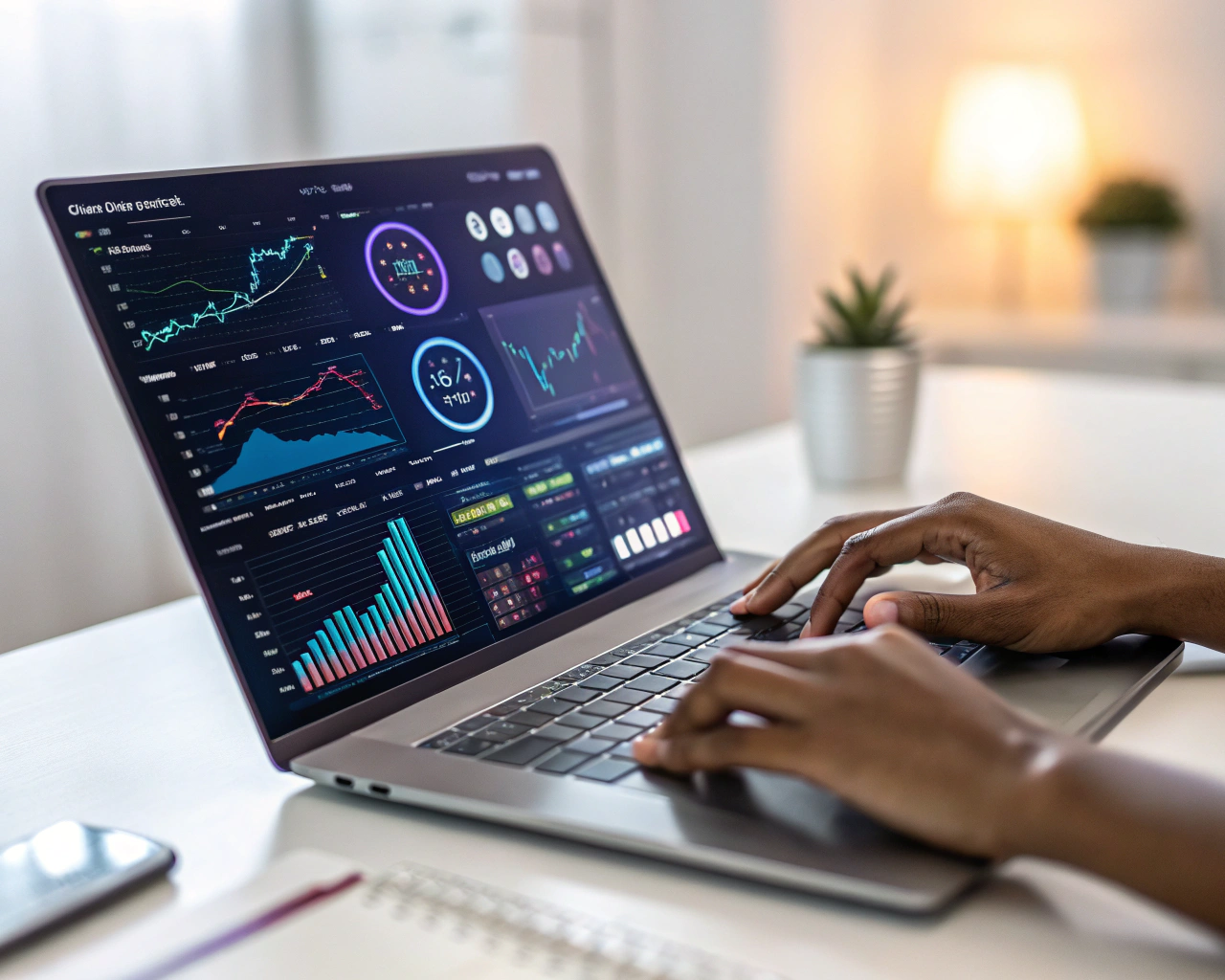 Primerísimo plano de un portátil moderno con una interfaz de panel digital avanzada en la pantalla. Se ven manos genéricas latinas tecleando y gráficos de datos iluminados, con una suave red digital de fondo, sobre un escritorio limpio dentro de una oficina de pequeña empresa, en un ambiente luminoso y productivo.